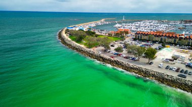 Güzel batı Avustralya kıyıları boyunca Sorrento limanının ve sahil şeridinin nefes kesici görüntüsü..