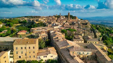 Günbatımında Volterra 'nın muhteşem kuş bakışı görüntüsü. Arka planda Toskana tepeleri..