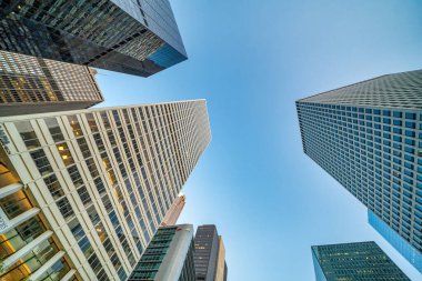 Şehir merkezindeki Chicago gökdelenlerinin gün batımı manzarası. Şehir nehri boyunca bir gemi gezisinden..