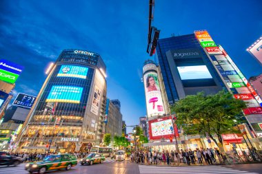 Tokyo, Japonya - 1 Haziran 2016: Shibuya insan ve gece trafiği.