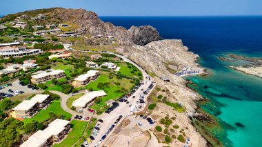 Sardinya 'nın Torre della Pelosa' sının hava perspektifi ve La Pelosa Sahili 'nin kristal berrak suları.
