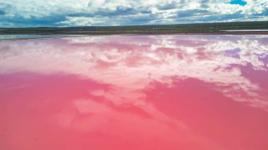 Hutt Gölünün çarpıcı renkleri ve çevreleyen manzaraları, nefes kesici bir hava perspektifi..