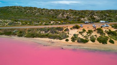 Hutt Gölü 'nün havadan görünüşü, Batı Avustralya, Port Gregory' deki büyüleyici pembe göl..
