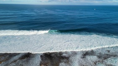 Kalbarri kıyı manzarası ve şehir ilkbaharda yukarıdan ele geçirildi..