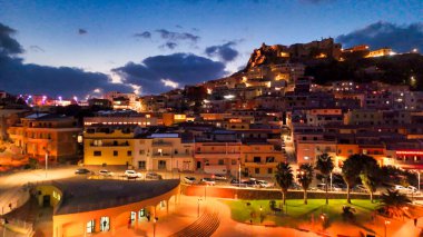 Geceleri Castelsardo 'nun havadan bakış açısı yıldızların altındaki tarihi güzelliğini gözler önüne seriyor..
