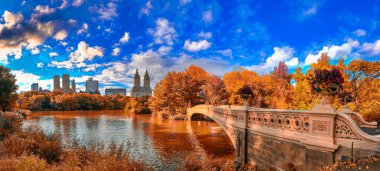 Bow Bridge Panoramik Manzarası Yeşillik Mevsimi, Central Park - New York, ABD.