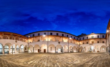 Pisa 'daki La Sapienza Üniversitesi Geceleyin Tarihi Büyüyle Aydınlandı.