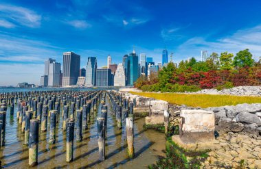Brooklyn Köprüsü Parkı, New York Manzaralı Aşağı Manhattan Skyline Panorama.