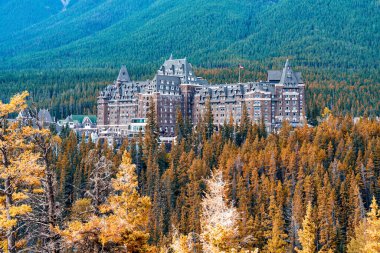 Fairmont Banff Springs Şatosu yaz mevsiminde.