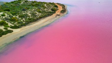 Hutt Gölünün çarpıcı renkleri ve çevreleyen manzaraları, nefes kesici bir hava perspektifi..