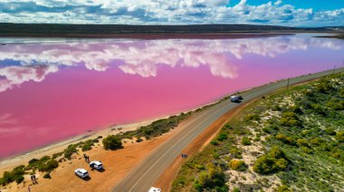 Hutt Gölünün çarpıcı renkleri ve çevreleyen manzaraları, nefes kesici bir hava perspektifi..