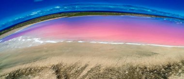 Hutt Gölü 'nün havadan görünüşü, Batı Avustralya, Port Gregory' deki büyüleyici pembe göl..