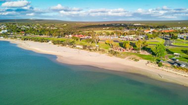 Kalbarri kıyı manzarası ve şehir ilkbaharda yukarıdan ele geçirildi..