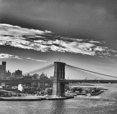 Brooklyn Köprüsü Doğu Nehri üzerinde, New York Şehri.