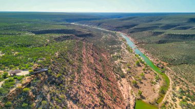 Batı Avustralya 'daki Kalbarri Skywalk ve çevresindeki kanyonun çarpıcı hava perspektifi.