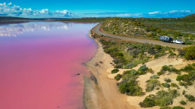 Hutt Gölünün çarpıcı renkleri ve çevreleyen manzaraları, nefes kesici bir hava perspektifi..