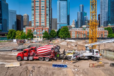 Chicago, IL - 26 Temmuz 2024: Chicago şehir merkezinde inşaat devam ediyor.