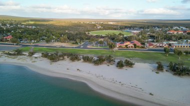 Kalbarri kıyı manzarası ve şehir ilkbaharda yukarıdan ele geçirildi..