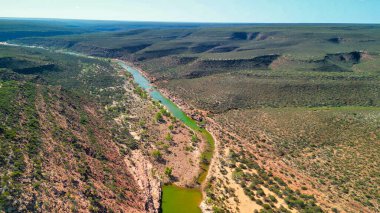 Batı Avustralya 'daki Kalbarri Skywalk ve çevresindeki kanyonun çarpıcı hava perspektifi.