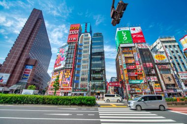 Tokyo, Japonya - 1 Haziran 2016: Güneşli bir günde Shinjuku 'da sokaklar ve binalar.