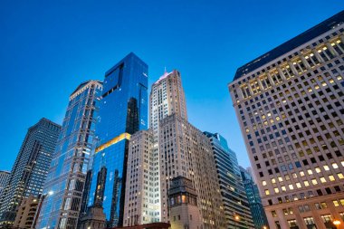 Şehir merkezindeki Chicago gökdelenlerinin muhteşem gece manzarası. Şehir nehri boyunca bir geziden..