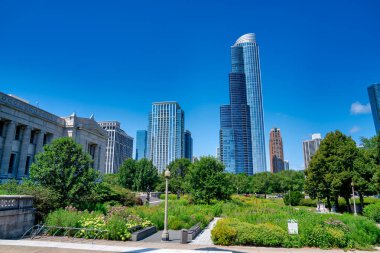Lakefront Patikası 'ndan mavi gökyüzü olan Chicago şehir merkezi..