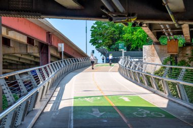 Chicago, IL - 26 Temmuz 2024: Donanma İskelesinden şehir merkezine Şehir Köprüsü.