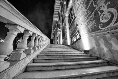Knights Square Pisa, İtalya 'daki Palazzo della Carovana Gece Vakti Aydınlandı.