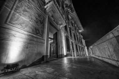 Pisa 'nın Şövalye Meydanı' ndaki Palazzo della Carovana 'yı aydınlattım..