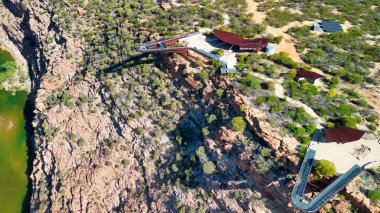 Batı Avustralya 'daki Kalbarri Skywalk ve çevresindeki kanyonun çarpıcı hava perspektifi.