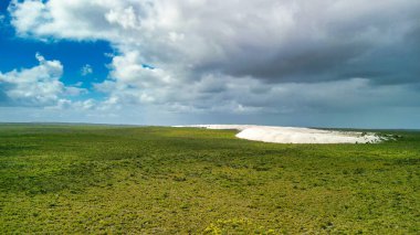 Batı Avustralya, Lancelin 'deki altın kum tepelerinin nefes kesici görüntüsü..