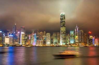 Hong Kong, Çin - 3 Mayıs 2014: Hong Kong Skyline Victoria Limanı 'ndaki Yansımalarla Gece Işığı.