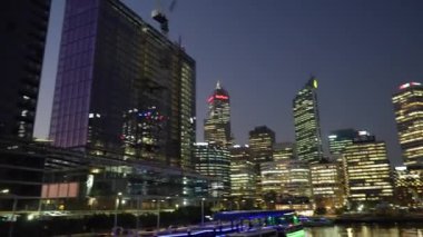 Perth, Avustralya. Gece Elizabeth Quay 'den Perth şehir merkezindeki gökdelenler