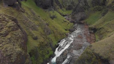 Yağmurlu bir günde güzel Stjornarfoss şelalesinin havadan görünüşü