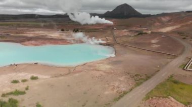 Yukarıdan, İzlanda 'dan gelen jeotermal enerji santralinden gelen sudan yapılmış Mavi Göl' ün havadan görünüşü