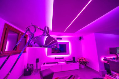 Dinamik şerit LED ışıkları ve eşsiz ışık oyunlarıyla modern salon tarzı bodrum.