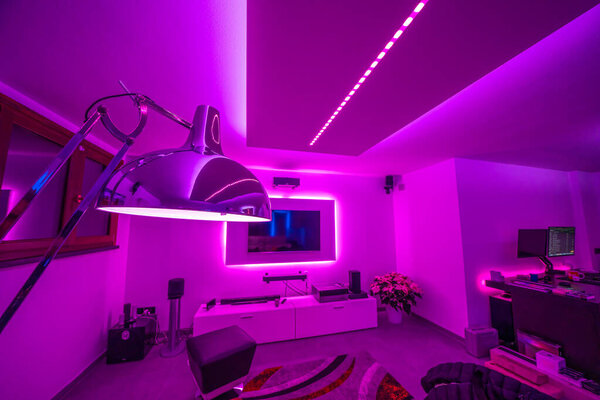 Современный подвал в стиле лаундж с динамическими светодиодными лампами и уникальными световыми играми.