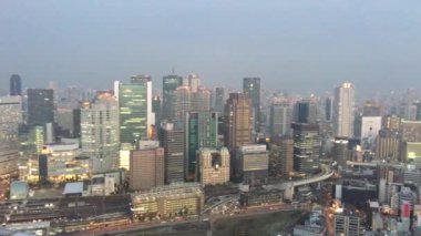 Hava manzaralı Osaka 'nın gece silueti. Osaka, Japonya 'da büyük bir şehir cazibesidir..