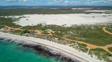Jurien Körfezi 'ndeki Sandy Cape Reserve' in çarpıcı insansız hava aracı perspektifi dokunulmamış sahil güzelliğini gözler önüne seriyor..