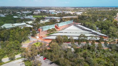 Joondalup Kampüsü, doğal güzelliklerle çevrili dinamik bir üniversite merkezi, yukarıdan görülüyor..