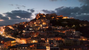 Castelsardo, Sardinia 'nın muhteşem hava manzarası, gece aydınlandı ve insansız hava aracı tarafından yakalandı..