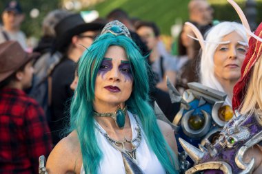 Lucca, İtalya - 1 Kasım 2024: Lucca 'nın tarihi merkezinin kalbinde Lucca Çizgi Roman ve Oyunları için her yıl Kostümler, çarpıcı kostümler ve detaylı makyaj için bir araya gelirler..