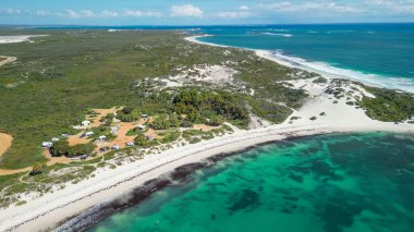 Jurien Körfezi 'ndeki Sandy Cape Reserve' in çarpıcı insansız hava aracı perspektifi dokunulmamış sahil güzelliğini gözler önüne seriyor..