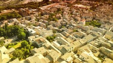Orvieto, orta İtalya 'nın ortaçağ kasabası. İnsansız hava aracından inanılmaz hava görüntüsü