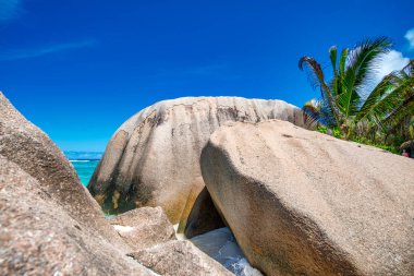 Seyşeller Takımadası 'ndaki La Digue Adası' nın muhteşem manzarası.