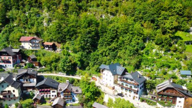 Hallstatt 'un kuş bakışı manzarası, tarihi mimarisi ve yukarıdan nefes kesici dağlık manzarası.