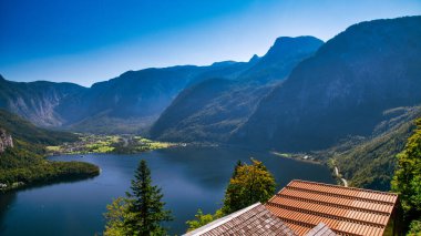 Hallstatt şehri ve sakin gölü Avusturya Alplerine büyüleyici ve huzurlu bir kaçış sunuyor..