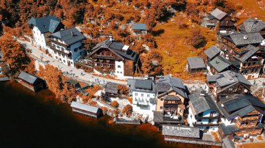 Hallstatt 'un göz kamaştırıcı hava manzarası, Avusturya Alpleri' ne kurulmuş görkemli köy ve sakin göl görüntüsü.