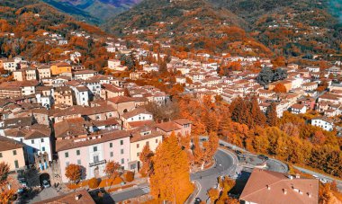 Berrak gökyüzü ve manzaralı Barga, Garfagnana 'nın çarpıcı hava manzarası.