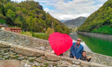 Eski bir köprüdeki kalp şeklindeki şemsiyenin gökyüzü manzarası..